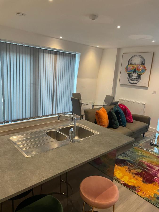Lovely 2 Bed Apartment With Parking London Exterior photo